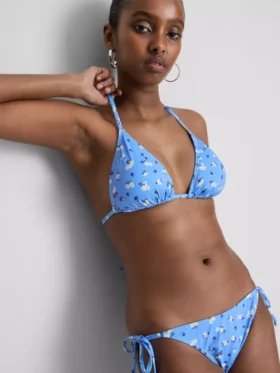 Conjunto de bikini triangular con lazos laterales
