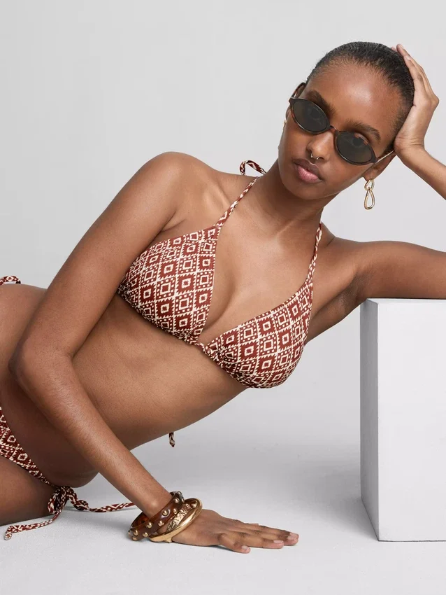 Conjunto de bikini triangular con lazos laterales