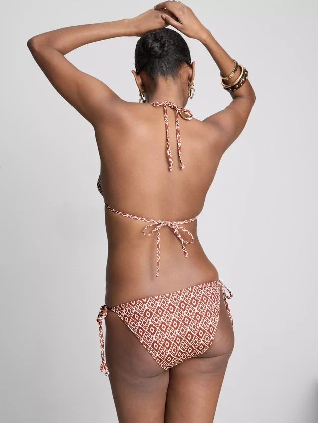 Conjunto de bikini triangular con lazos laterales
