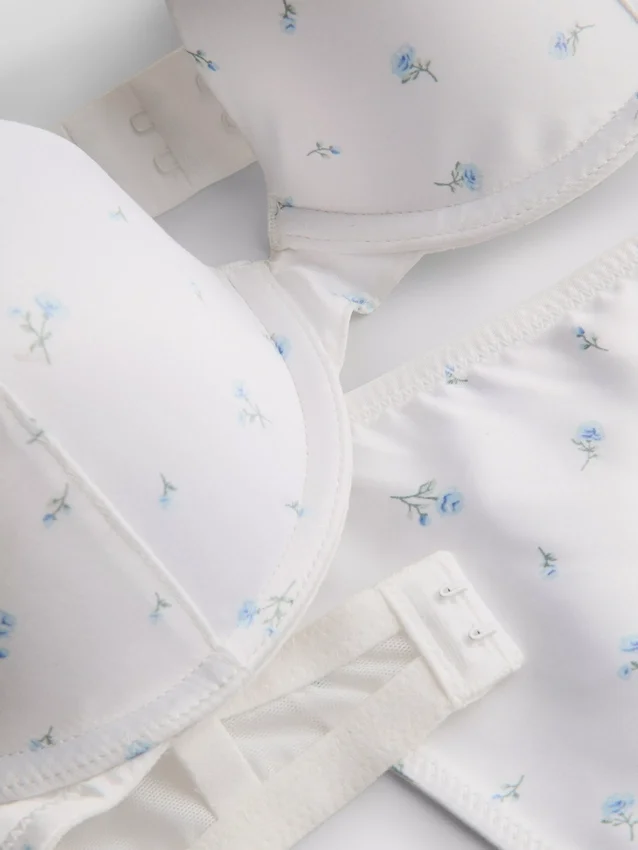 Conjunto de lencería push-up de satén con estampado floral