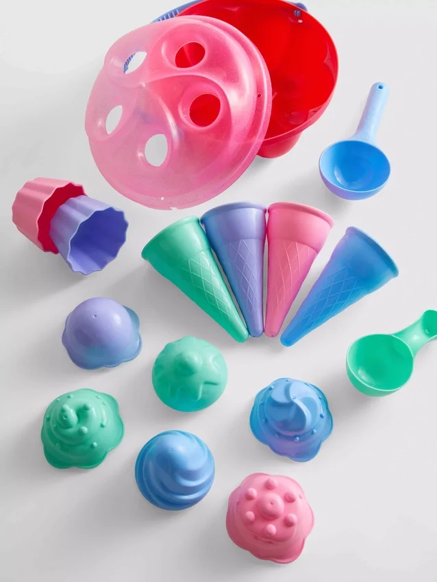 Conjunto de moldes de arena para la playa con forma de helado