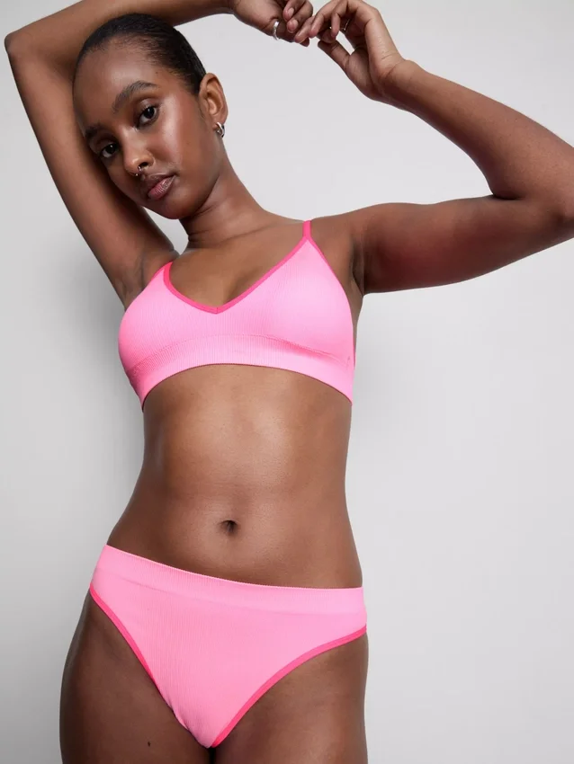 Conjunto de sujetador triangular acolchado sin costuras y tanga
