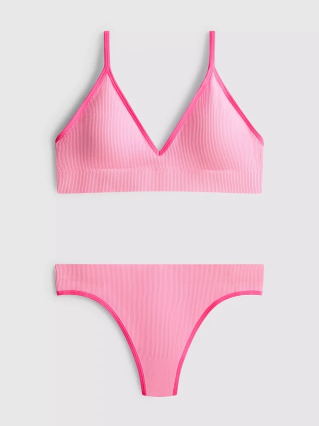Conjunto de sujetador triangular acolchado sin costuras y tanga