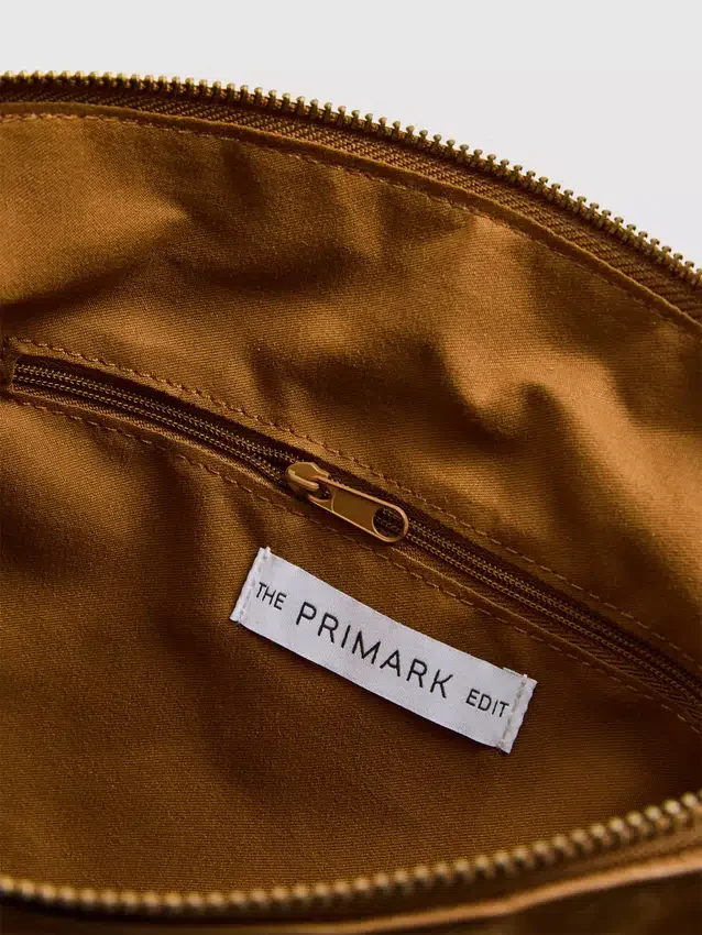 El bolso cruzado plegable de gamuza «The Edit»