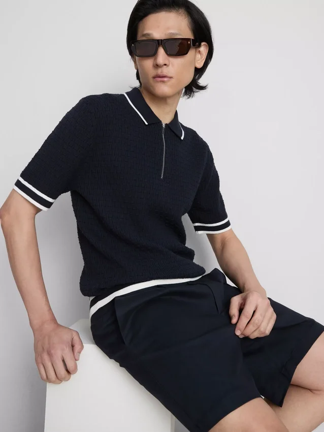 El polo con cremallera texturizada de The Edit