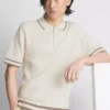 El polo con cremallera texturizada de The Edit