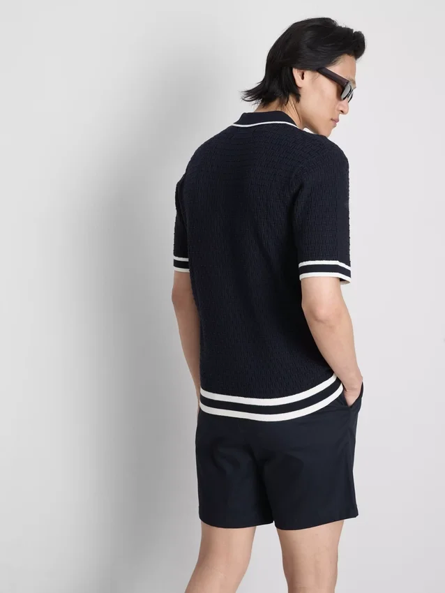 El polo con cremallera texturizada de The Edit
