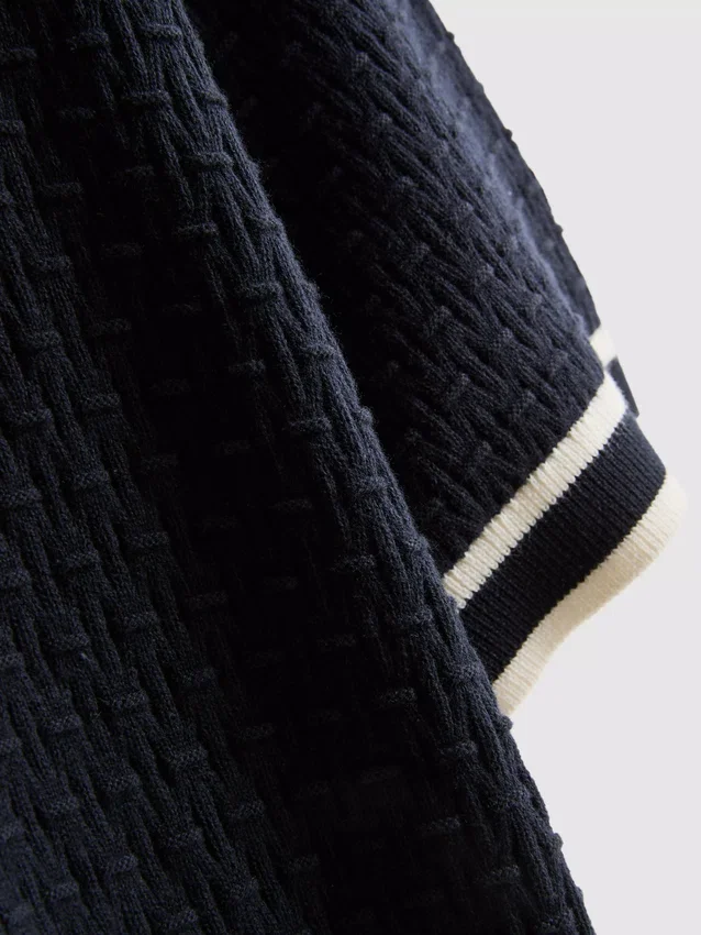 El polo con cremallera texturizada de The Edit
