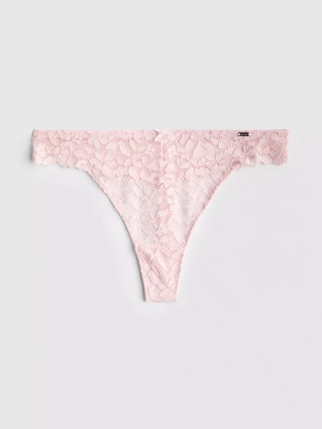 El tanga de encaje floral de The Edit