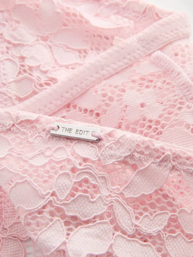 El tanga de encaje floral de The Edit