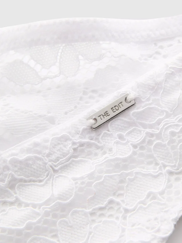 El tanga de encaje floral de The Edit