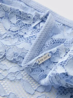 El tanga de encaje floral de The Edit