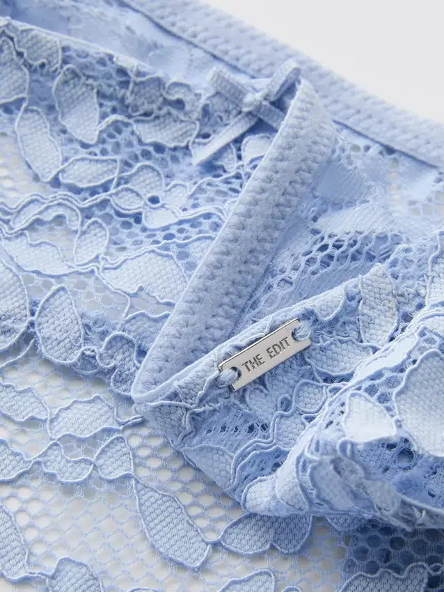 El tanga de encaje floral de The Edit