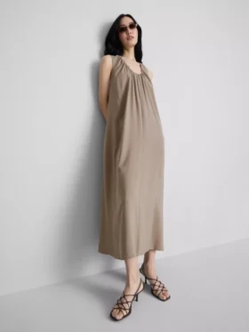 El vestido largo tipo trapecio de The Edit