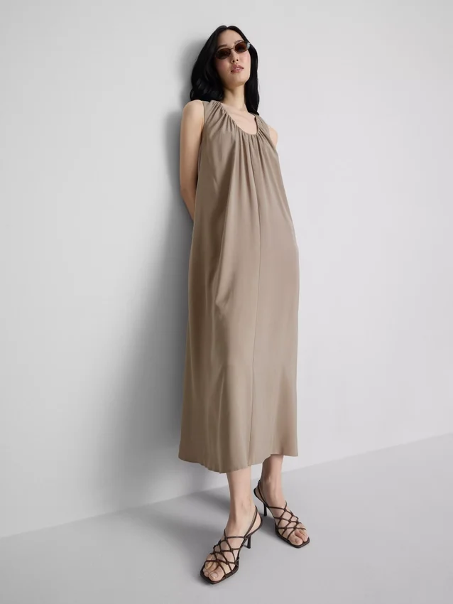 El vestido largo tipo trapecio de The Edit