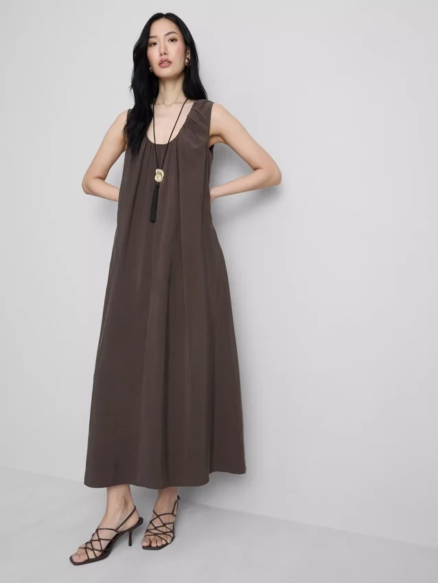 El vestido largo tipo trapecio de The Edit