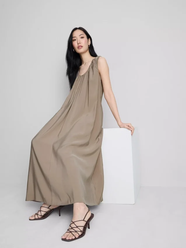 El vestido largo tipo trapecio de The Edit