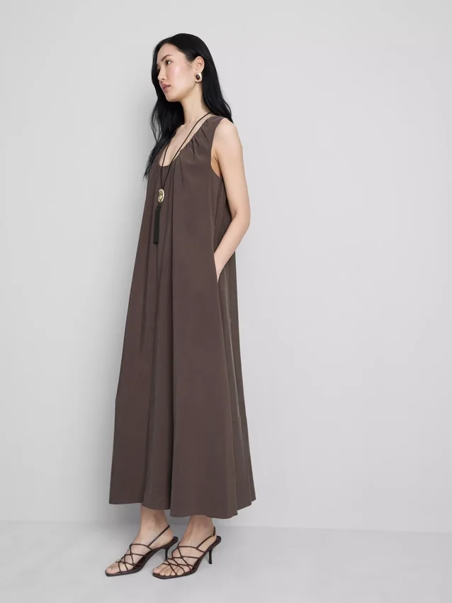 El vestido largo tipo trapecio de The Edit