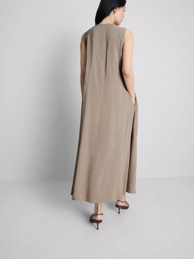 El vestido largo tipo trapecio de The Edit