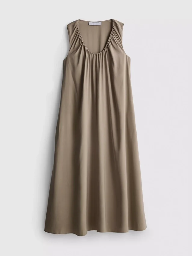 El vestido largo tipo trapecio de The Edit