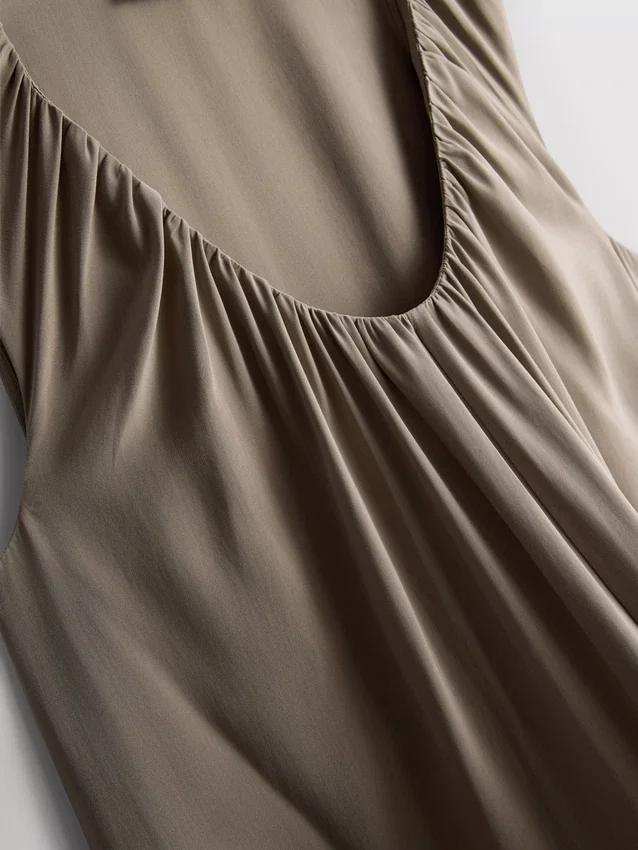 El vestido largo tipo trapecio de The Edit