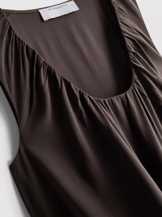 El vestido largo tipo trapecio de The Edit