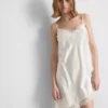 El vestido lencero asimétrico de encaje satinado de The Edit