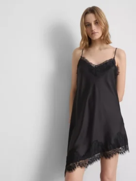 El vestido lencero asimétrico de encaje satinado de The Edit