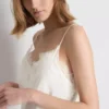 El vestido lencero asimétrico de encaje satinado de The Edit
