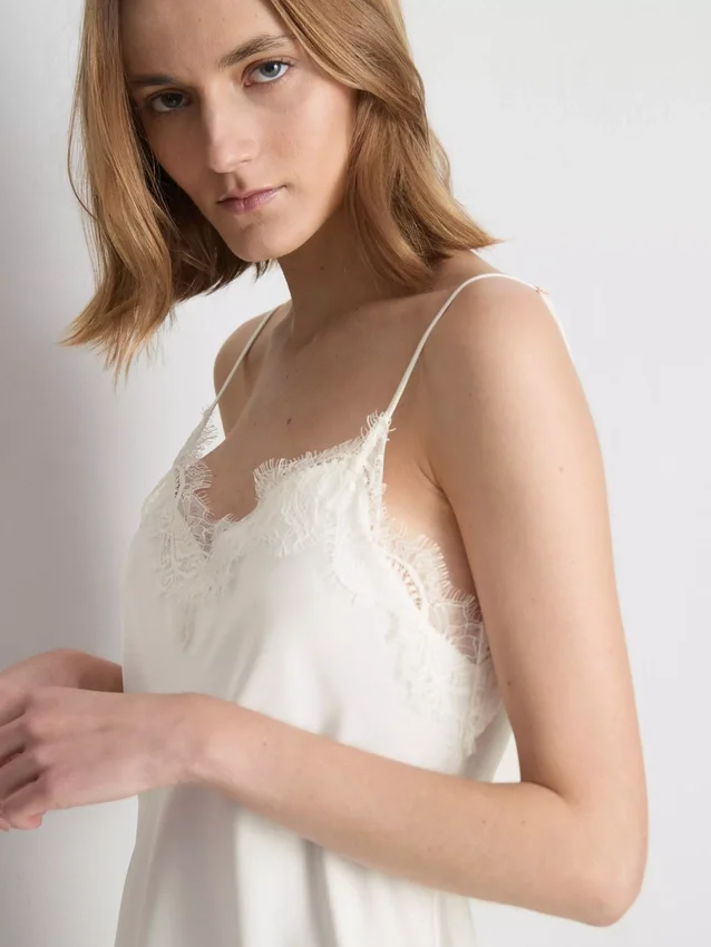 El vestido lencero asimétrico de encaje satinado de The Edit