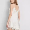 El vestido lencero asimétrico de encaje satinado de The Edit