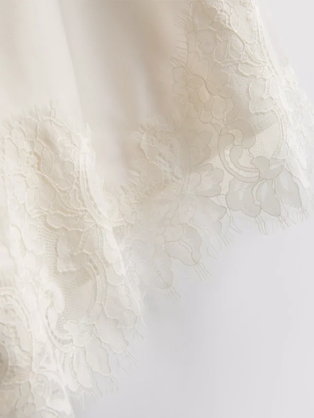 El vestido lencero asimétrico de encaje satinado de The Edit
