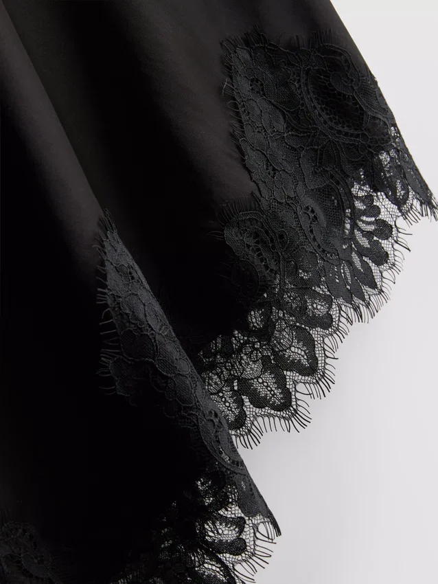 El vestido lencero asimétrico de encaje satinado de The Edit
