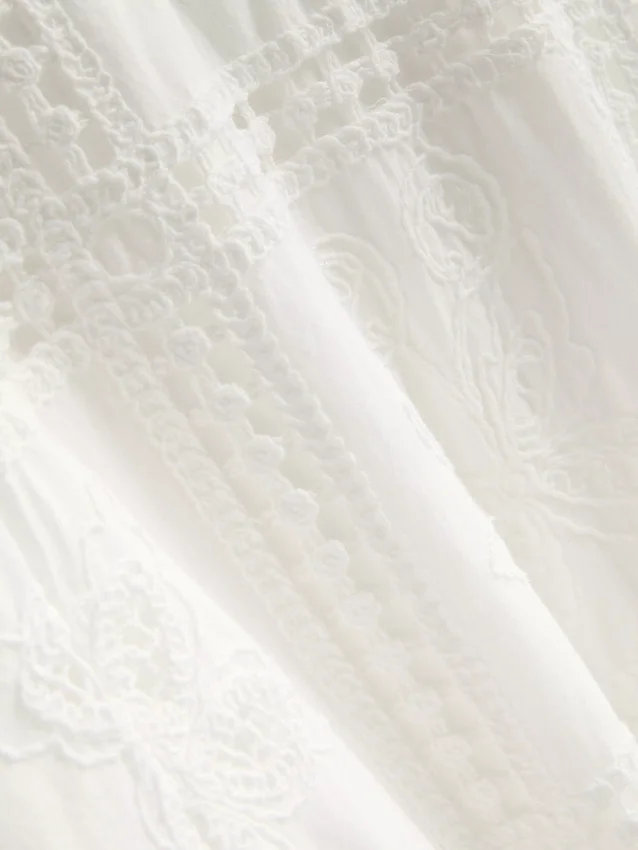 El vestido midi bordado de The Edit