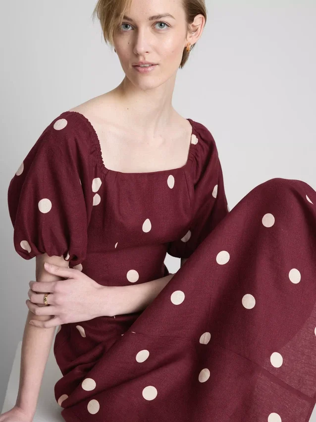 El vestido midi de lino con mangas abullonadas de The Edit