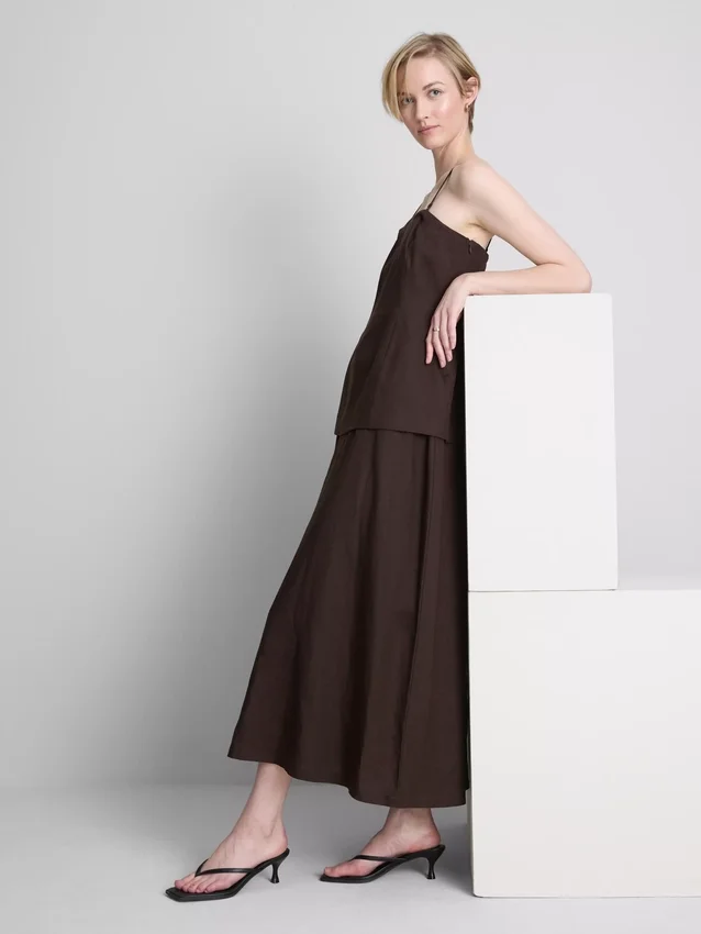 El vestido midi en capas de mezcla de lino de The Edit