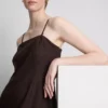 El vestido midi en capas de mezcla de lino de The Edit