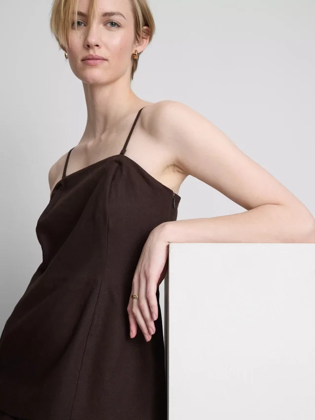 El vestido midi en capas de mezcla de lino de The Edit