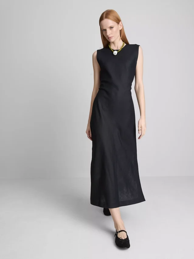 El vestido midi sin mangas de lino de The Edit