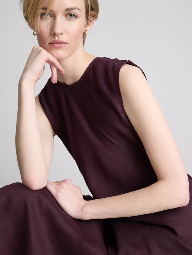 El vestido midi sin mangas de lino de The Edit