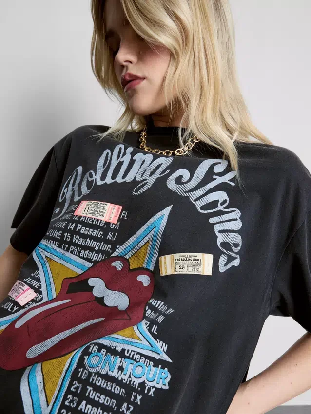 El vestido tipo camiseta con diseño gráfico de los Rolling Stones