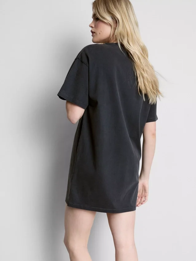 El vestido tipo camiseta con diseño gráfico de los Rolling Stones
