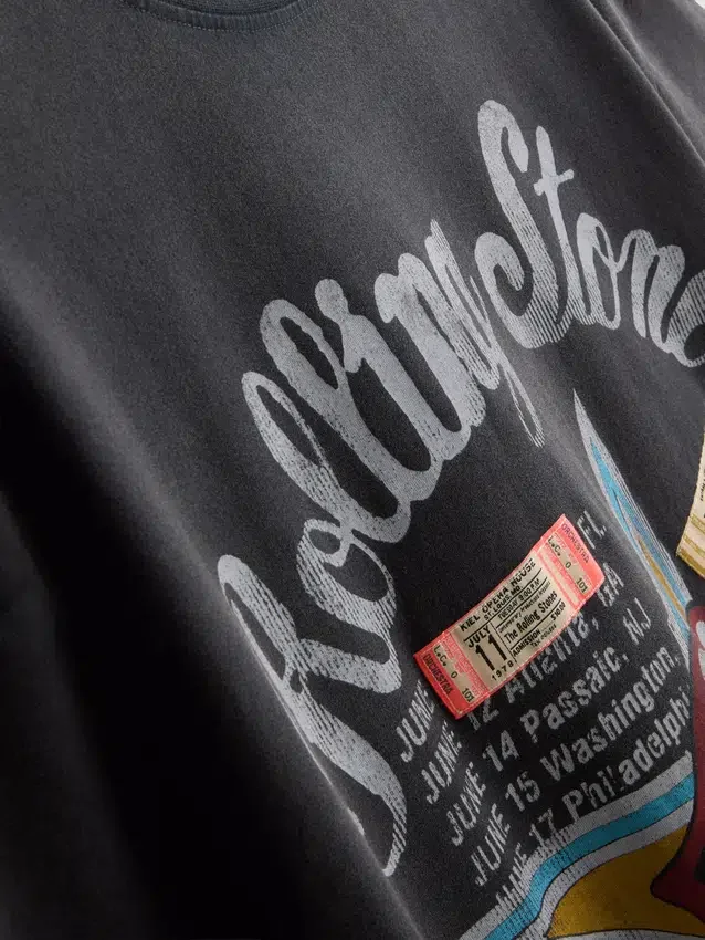 El vestido tipo camiseta con diseño gráfico de los Rolling Stones