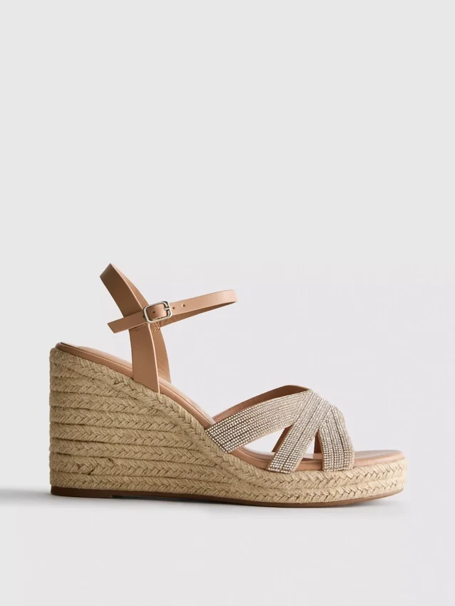Espadrillas con cuña y adornos