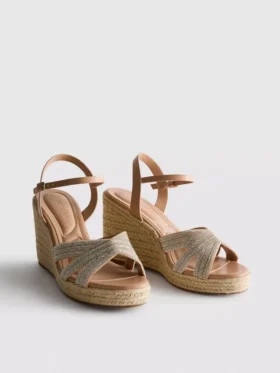 Espadrillas con cuña y adornos