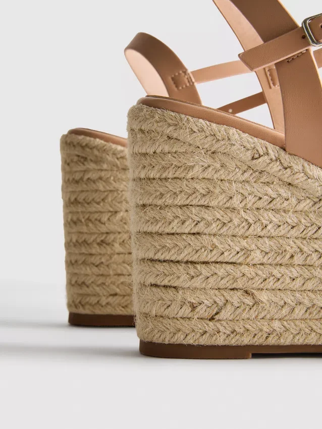 Espadrillas con cuña y adornos