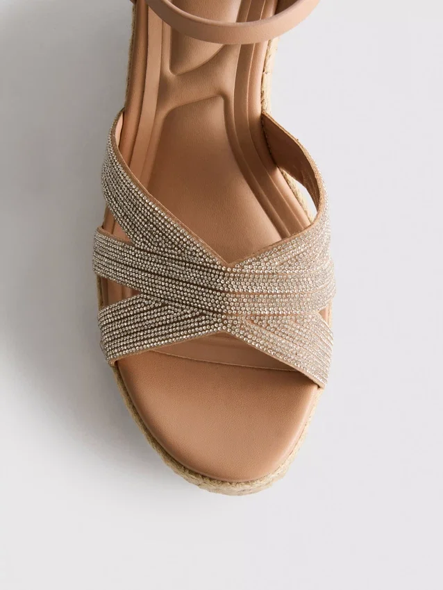 Espadrillas con cuña y adornos