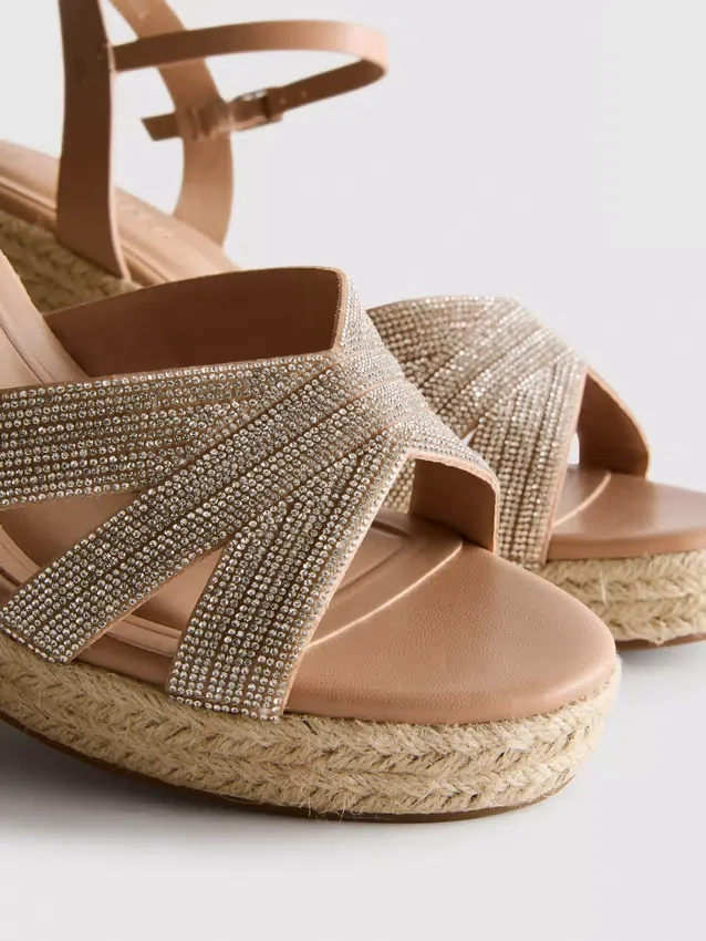 Espadrillas con cuña y adornos