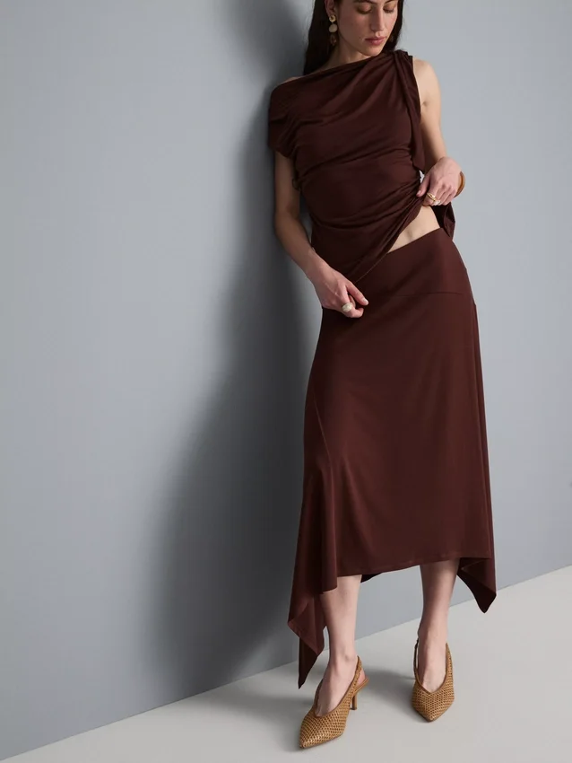 Falda midi con dobladillo en forma de pañuelo