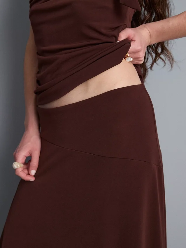 Falda midi con dobladillo en forma de pañuelo